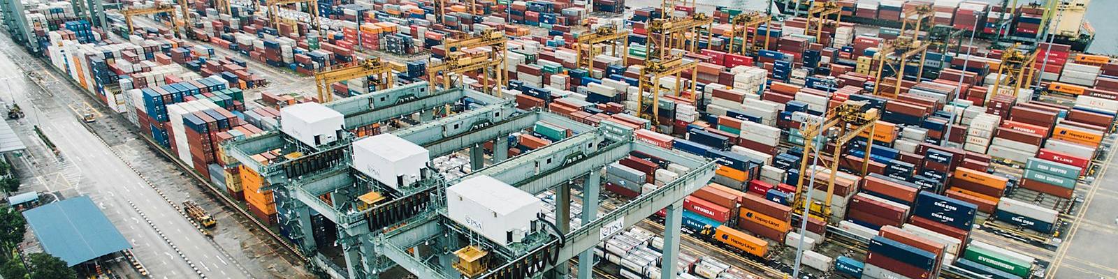 Stablede skibscontainere på en havneterminal
