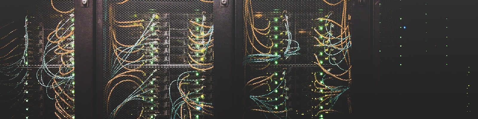Serverracks med netværkskabler i et datacenter